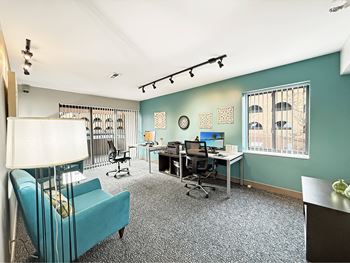 Business Center with Free Internet, Copier, Fax Machine and Scanner Service